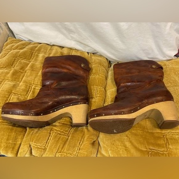 Ugg clogs size 7 - Picture 2 of 8